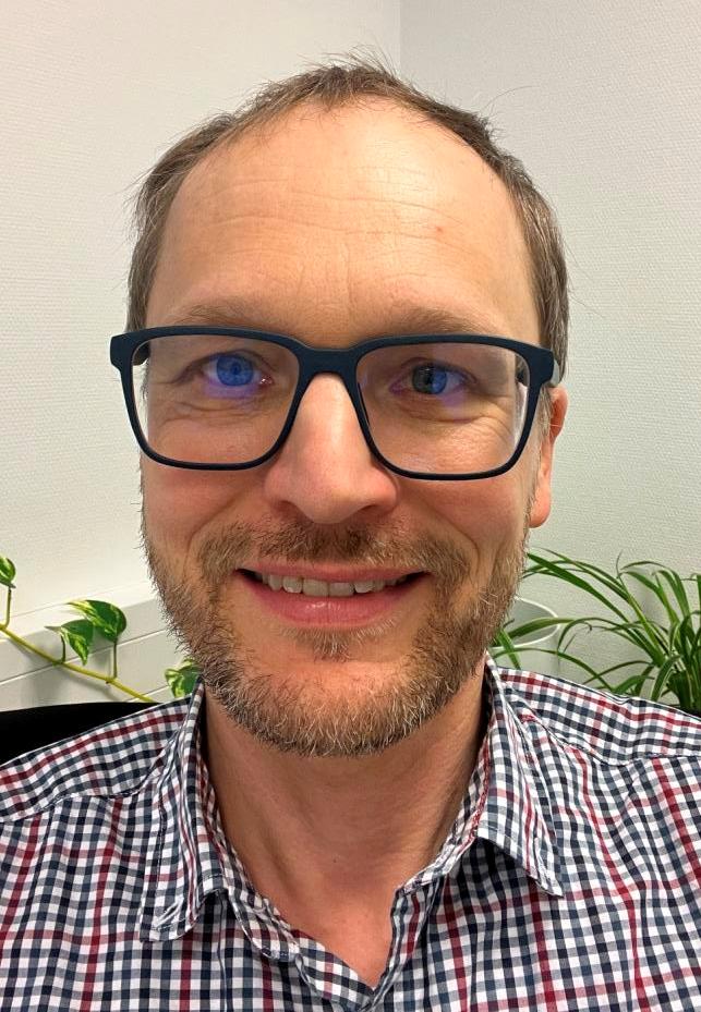 Peter, Gründer von youdobiz, lächelt authentisch in die Kamera – Experte für Nischenseiten und Business-Tools.